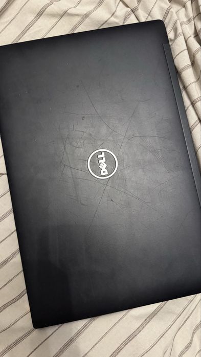 Лаптоп Dell, touchsreen