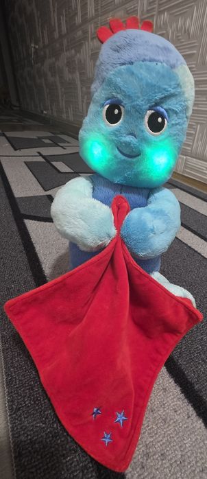 Igglepiggle (Игълпигъл) от серията In the Night Garden, със светещи бузи и одеялце за гушкане.