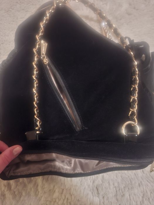 Чанта - токче, черна, с ресни. За повод.