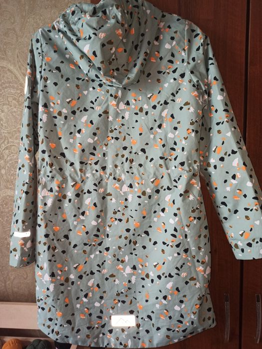 Продам ветровку-плащ.