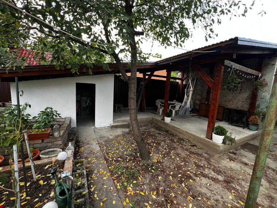 Casă în curs de construcție singură în curte