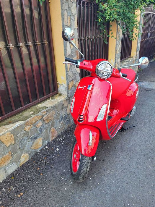 Scuter Vespa Primavera Red