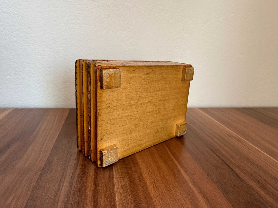 Луксозна дървена кутия за бижута с изящна дърворезба и флорални мотиви