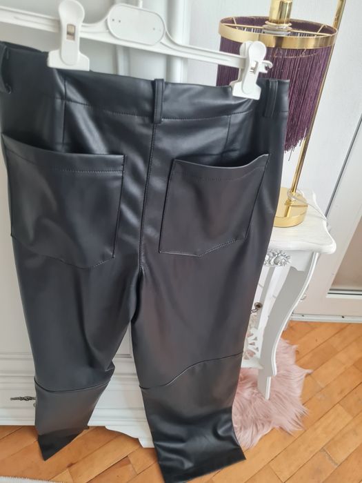 Vand pantaloni de piele noi