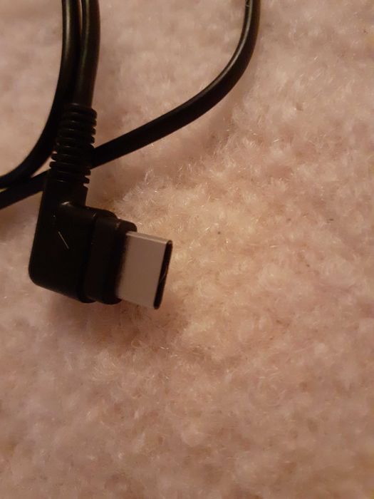 Продавам 2 чифта слушалки Samsung нови