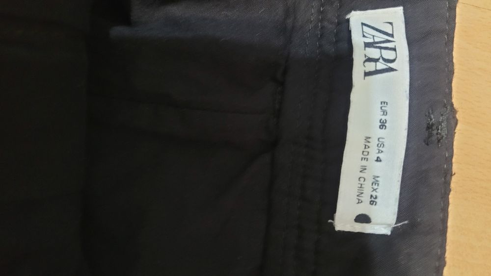 Pantaloni drepti cu broderie perforata de la Zara