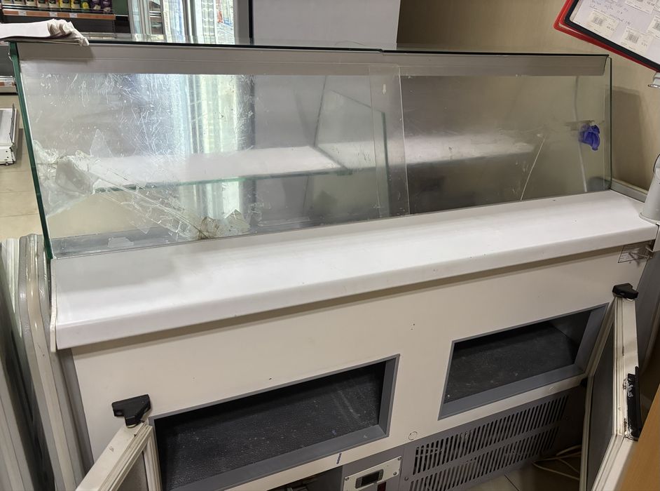 Vad vitrina ,mezeluri ,