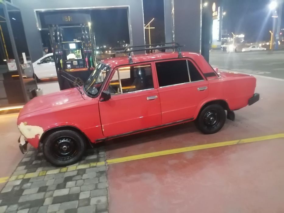 Jugili Yurib turgan rangi qizil bizinda