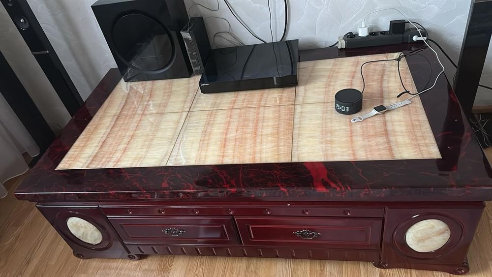 Тумба под телевизор, имеется 4 полки