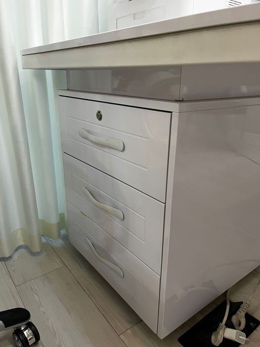 Продаю офисный стол срочно