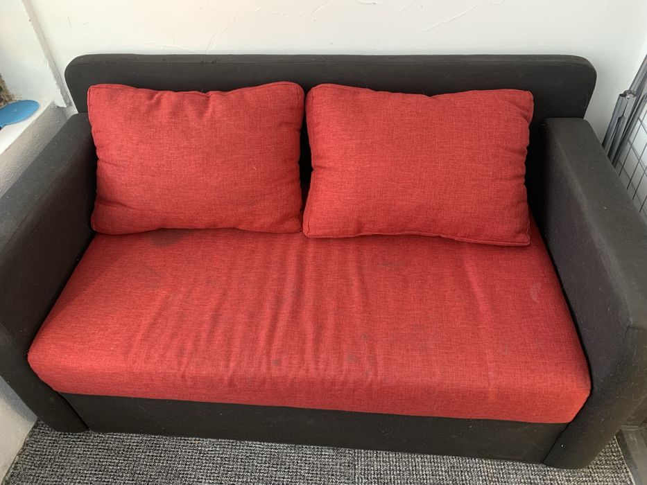 Canapea rosie extensibila . Se face pat de o persoana. 500