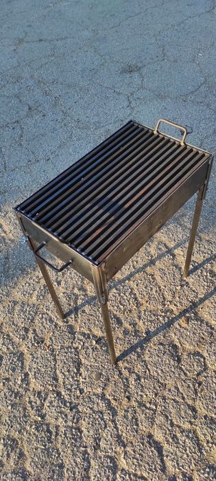 Скара на дървени въглища