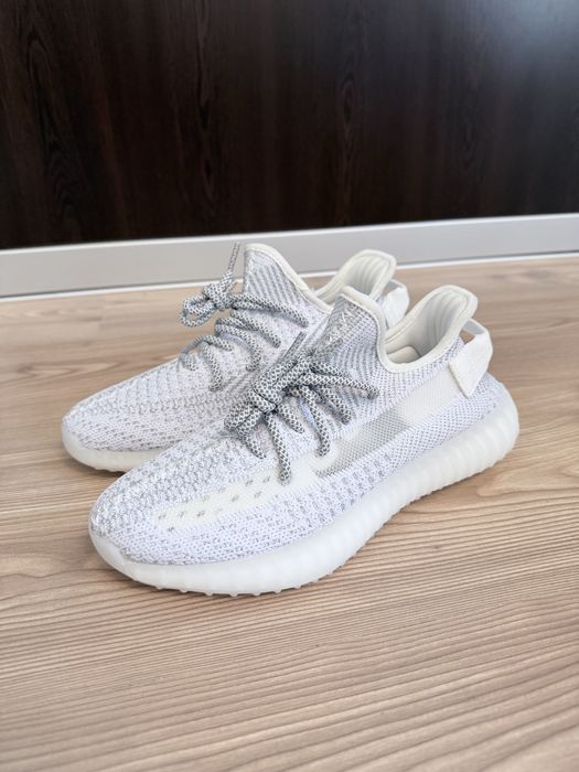 Yeezy 350 noi cu etichete