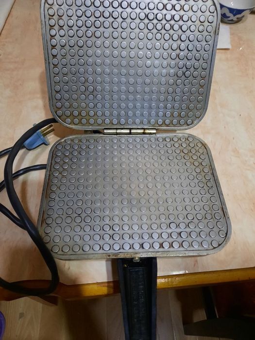 Продается Вафельница.