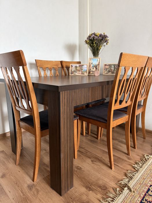 Обеденный стол в комплекте с 6 стульями.