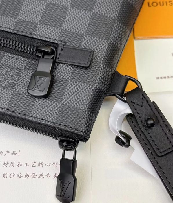 Чанта Louis Vuitton Takeoff Pouch