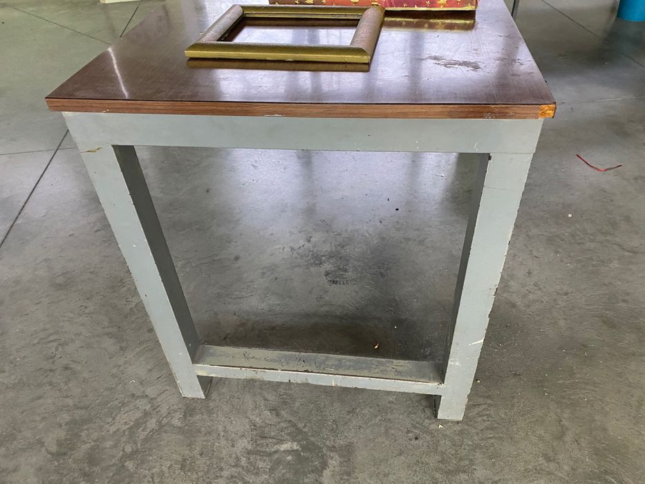 Метална работна маса