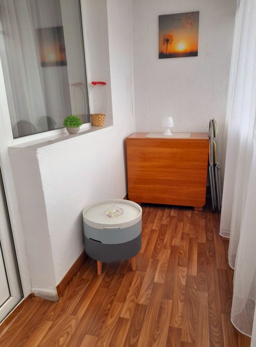Vând sau inchiriez pe termen lung apartament cu 3 camere decomandat