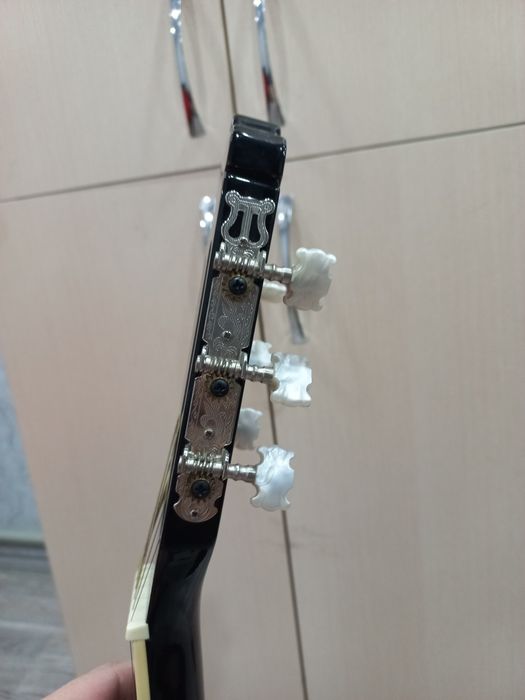 Продам гитару шестиструнная.