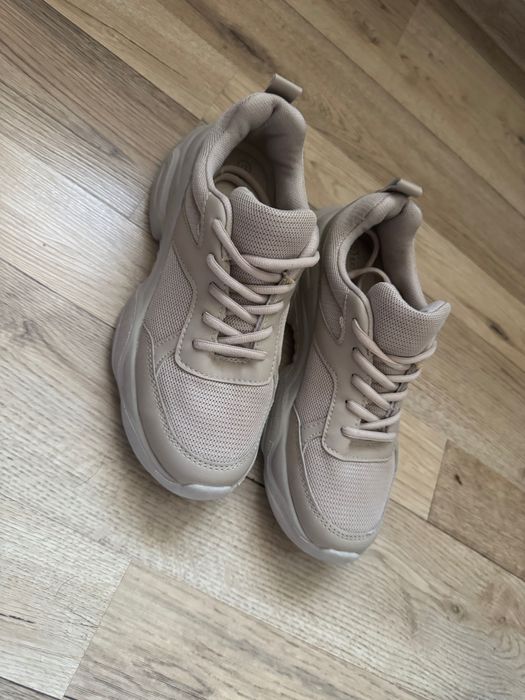 Кроссовки женские бежевые