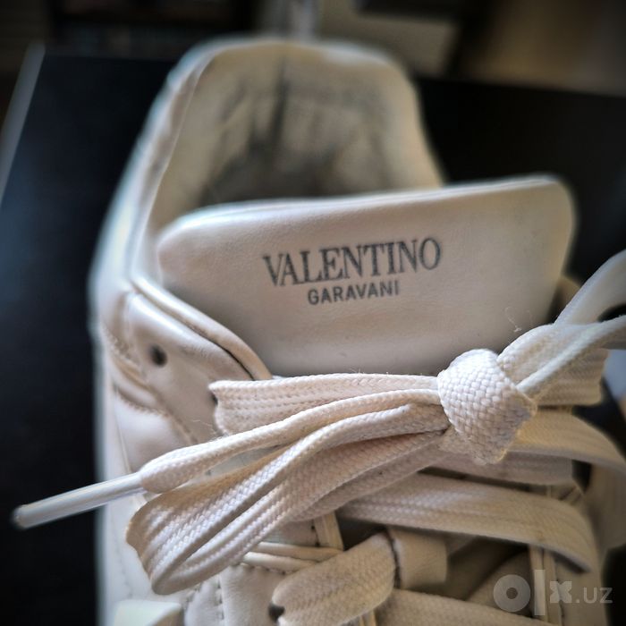 Фирменные и оригинальные кроссовки от бренда VALENTINO