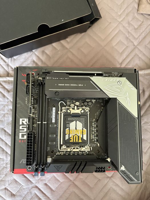 Cand placa de baza ROG STRIX Z690-I Gaming Wifi DDR5