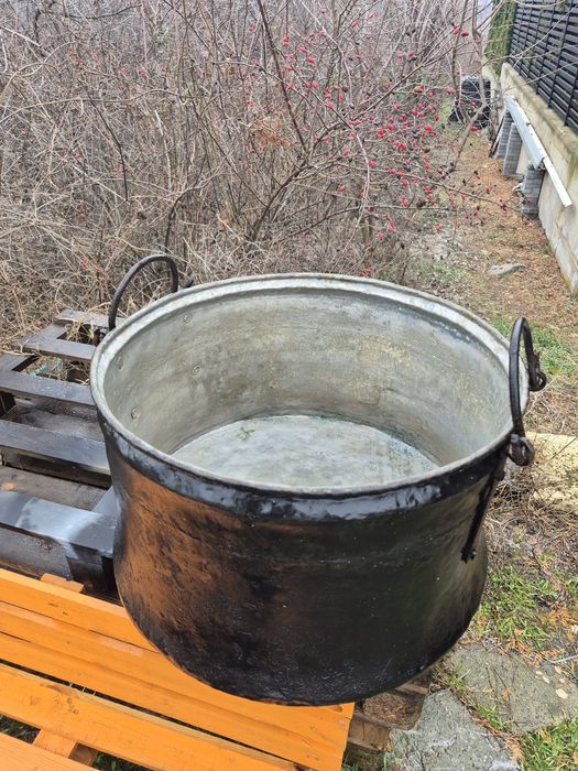 Стар кован казан