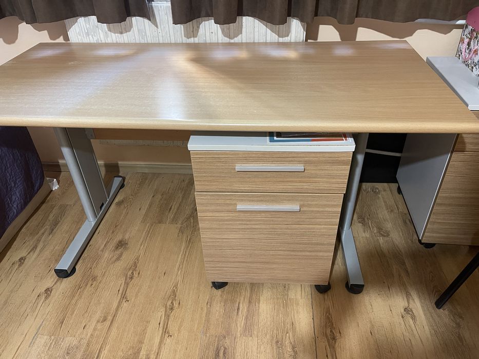 Дървено масивно бюро