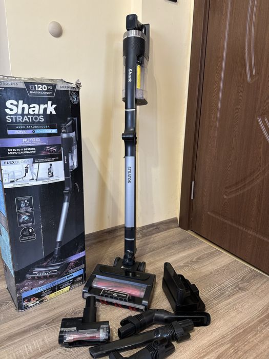 Вертикална прахосмукачка Shark Stratos с 2 батерии