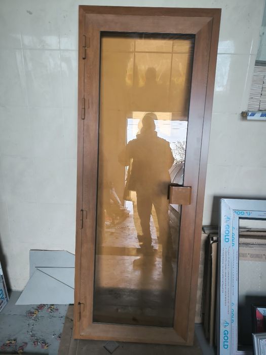 Продам двери алюминиевые.