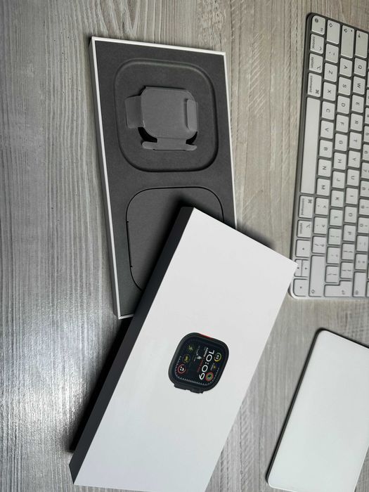 Vând Apple Watch Ultra 2 – 49mm Black Titanium cu Milanese Loop (GPS + Cellular)