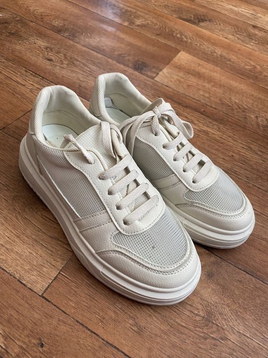 Продам женские кроссовки