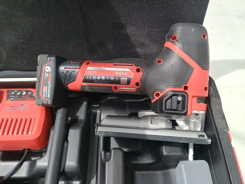 Fierastrau pendular milwaukee fjs , la cutie cu 2 baterii + incarcator