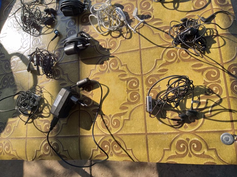 Зарядни и слушалки