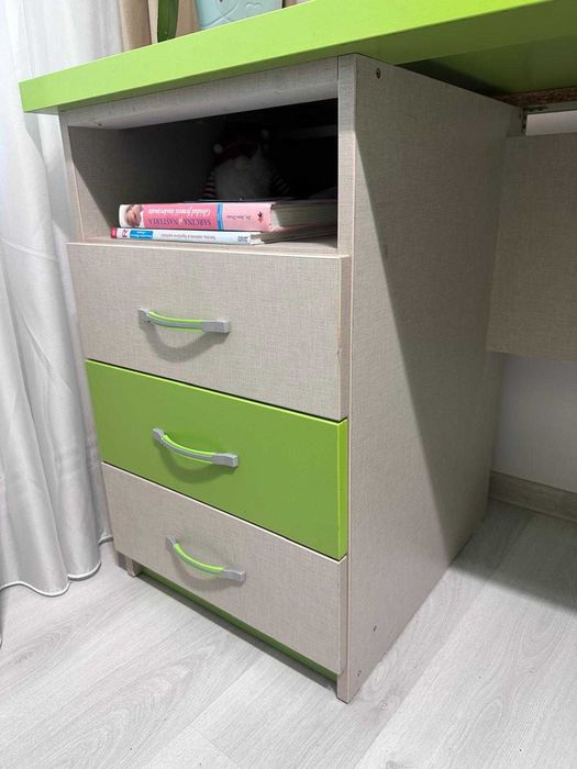 Birou de culoare verde cu gri