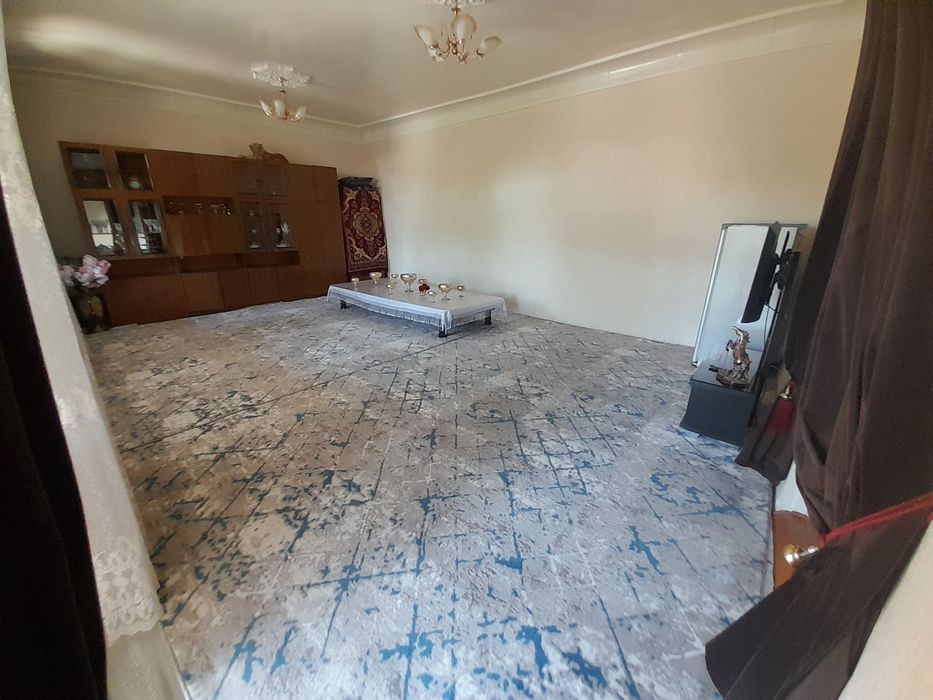 Уй сотилади.кармана бозори амир маркет йонида