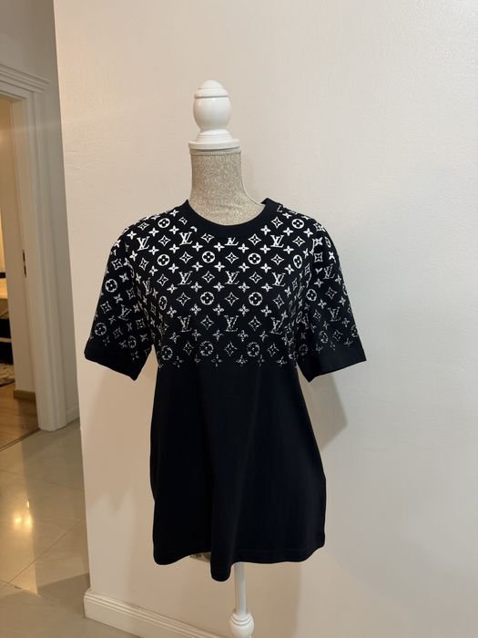 Tricou bărbătesc cu design statement, ideal pentru un look modern și urban