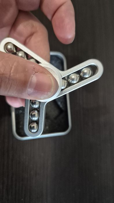 Fidget spinner metalic cu bile zornaitoare
