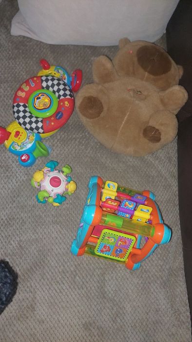 Lot jucarii interactive: capibara muzicala, volan carut, triunghi motric