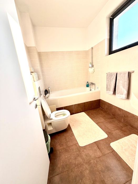 Proprietar, vand apartament de 2 camere vis-a-vis de Casa Poporului, in bloc nou tip boutique , cu SU 65 mp si 40 mp curte comuna