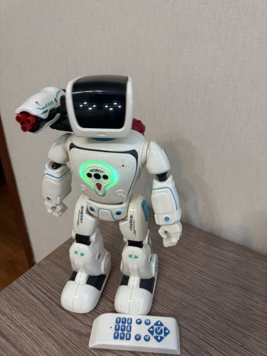 Робот белый, разговаривает