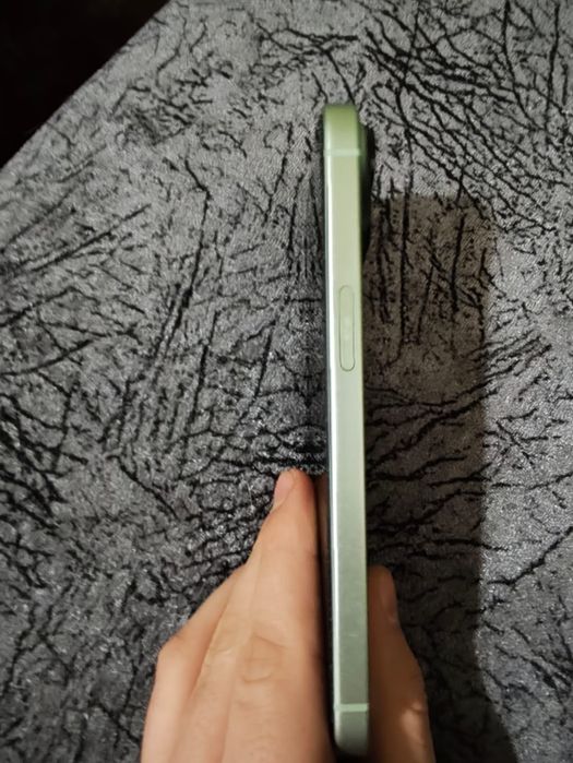 iPhone 15 – Отлично състояние, без драскотини, пълен комплект | 1300лв