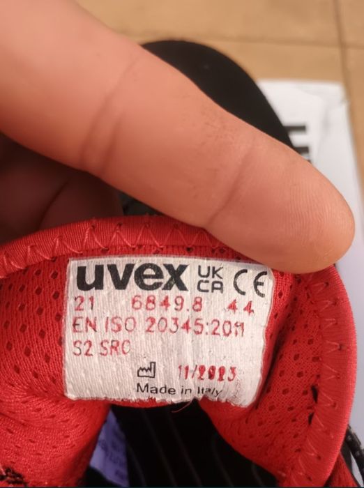 Bocanci UVEX cu bombeu metalic 38 și 44