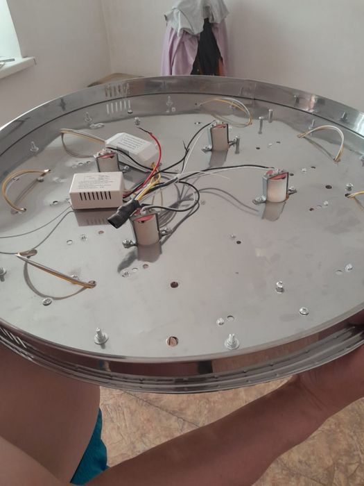 Продам новую люстру