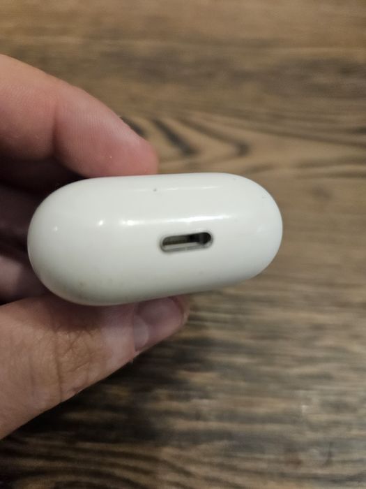 Airpods 1, с чехлом из силикона.
