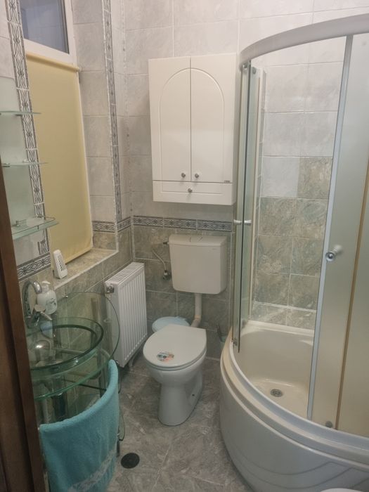 Inchiriez apartament la casa / curte