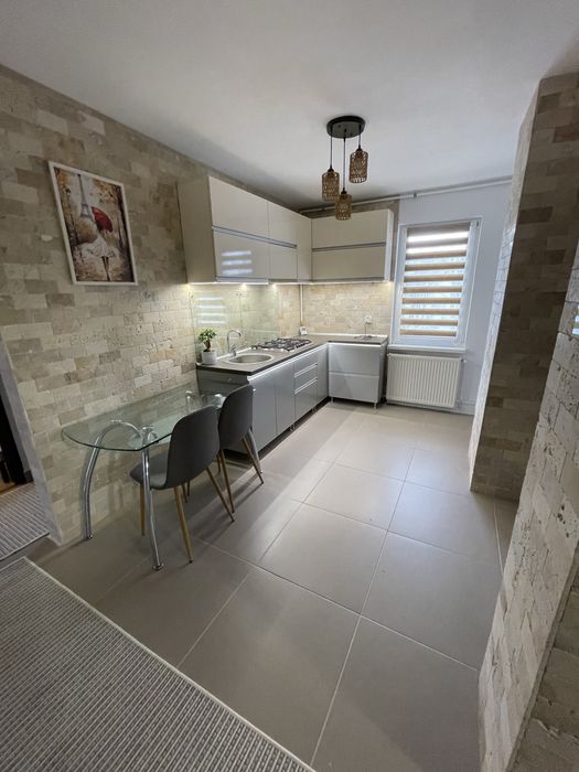 Apartament cu 3 camere, spatios, renovat modern, de inchiriat