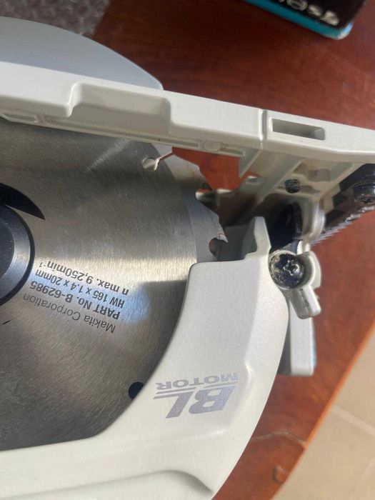 Fierăstrău circular portabil fără fir Makita DHS680Z (fără baterie/încărcător, 680 W, 18 V) - pentru piese sau reparare