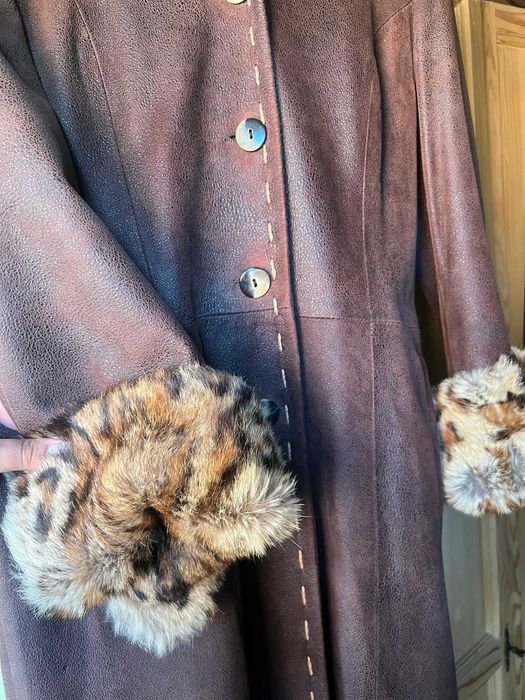 Haina de piele cu maneci si guler de leopard, superba!