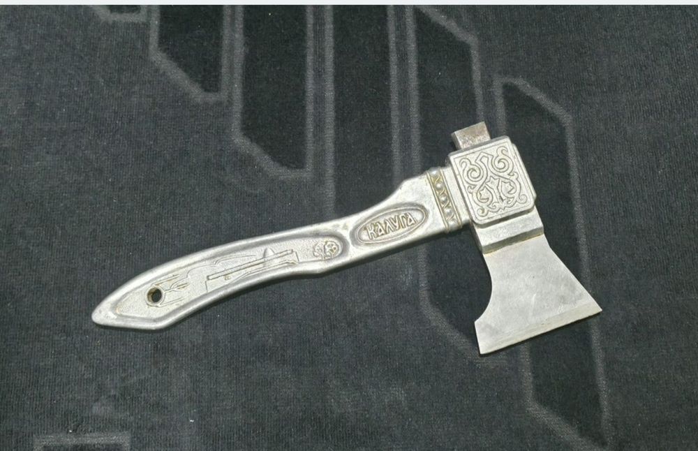 De vanzare, topor "vechi de colecție" anul 1371